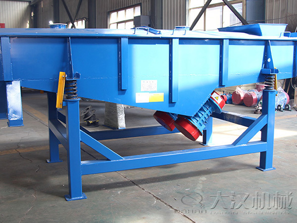 直線振動篩相對比旋振篩，體積較大，但其輸送量也相對比較大，該產品主要適用于一些粉狀，顆粒狀無水份的物料。